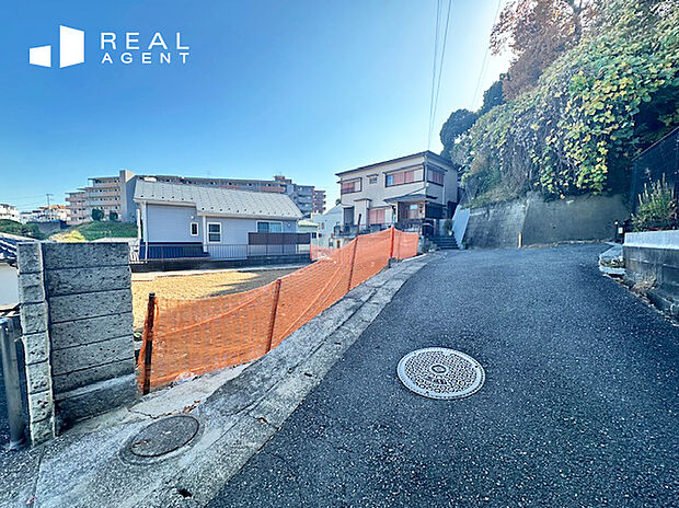 【現地・前面道路】こちらは約3.9mの道路です。