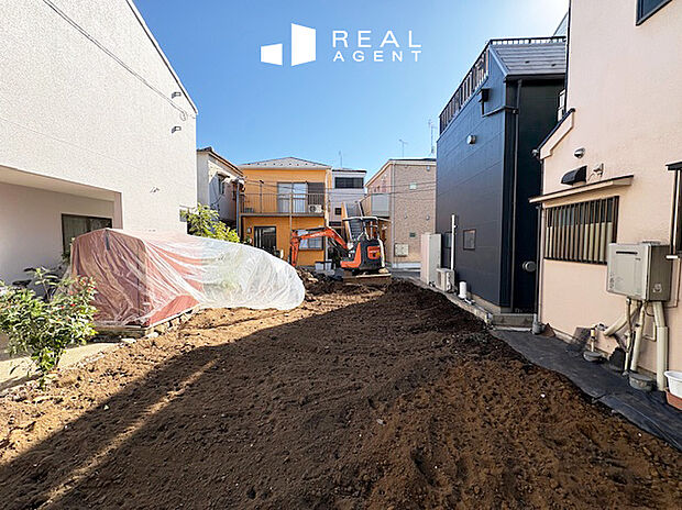 【現地撮影】南東側道路で陽当たりに恵まれる現地です。「東十条」駅徒歩約3分で好立地です!