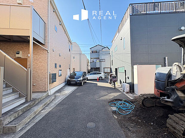 【現地・前面道路】不動産をご購入する上で道路付けはとても重要です。方位も大切ですが、建築基準法上のどの様な道路なのか、しっかりとご説明をさせて頂きます。