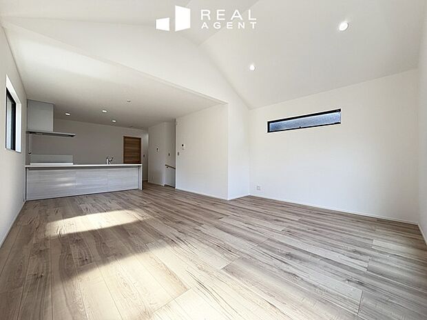 【リビング】ご家族みんなが集まっても圧迫感の無いゆとりのリビングは、自然と会話が生まれるご家族思いの広さと形状です。