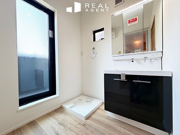 【洗面化粧台】LED電気で明るく照らし、しっかりスキンケア。化粧台と鏡裏にも収納があるためすっきりした洗面スペースに。