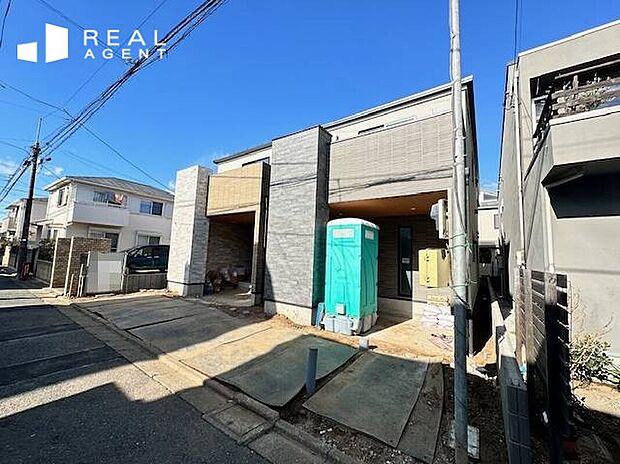 【現地外観写真】不動産をご購入する上で道路付けはとても重要です。方位も大切ですが、建築基準法上のどの様な道路なのか、しっかりとご説明をさせて頂きます。