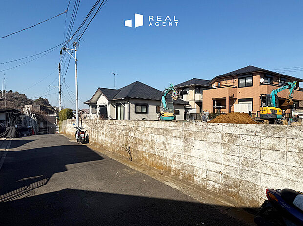 【現地前面道路】不動産をご購入する上で道路付けはとても重要です。方位も大切ですが、建築基準法上のどの様な道路なのか、しっかりとご説明をさせて頂きます。