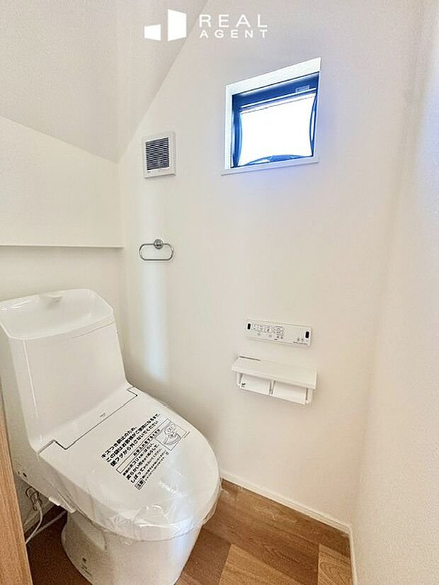 【A号棟トイレ】清潔な空間であり、落ち着ける空間。お掃除もらくらくな最新機種を採用しております。