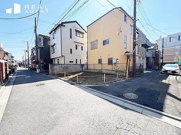 【現地前面道路】不動産をご購入する上で道路付けはとても重要です。方位も大切ですが、建築基準法上のどの様な道路なのか、しっかりとご説明をさせて頂きます。