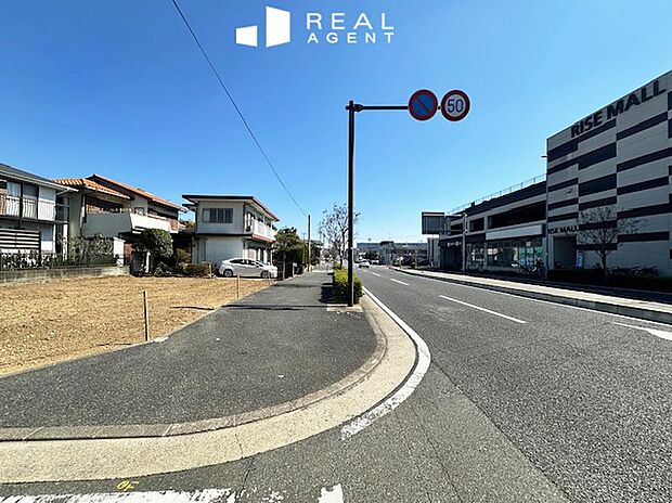 【現地前面道路】不動産をご購入する上で道路付けはとても重要です。方位も大切ですが、建築基準法上のどの様な道路なのか、しっかりとご説明をさせて頂きます。
