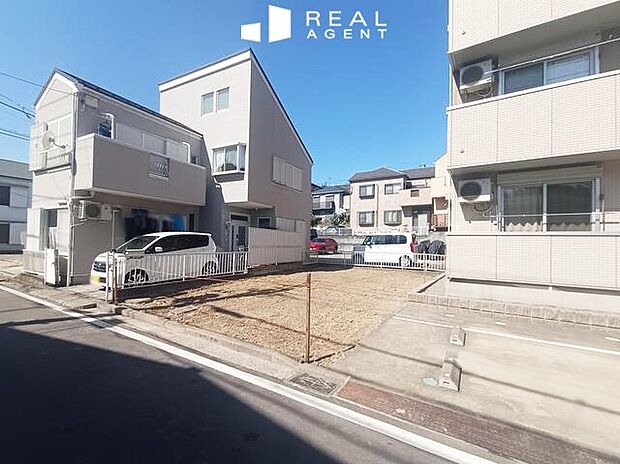 【現地撮影】南側道路のため陽当り良好の現地。車通りの落ち着いた住宅地。穏やかな住環境で、心安らぐお家時間を。