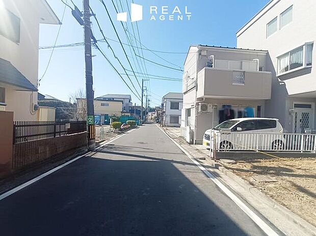 【現地前面道路】不動産をご購入する上で道路付けはとても重要です。方位も大切ですが、建築基準法上のどの様な道路なのか、しっかりとご説明をさせて頂きます。