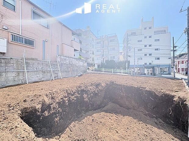 【現地撮影】スーパー、コンビニ、ドラックストアなど生活利便施設も充実で、快適な日常を送れます。