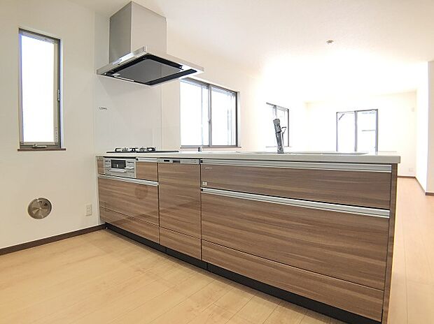 【キッチン同仕様完成施工例】生活を豊かにする充実の設備・仕様。心落ち着くカラーの内装。
ショールームにて、実際の仕様をご確認頂けます。お気軽にお問い合わせください。