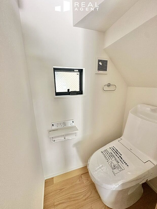 【トイレ】清潔感の重要なトイレはお手入れのしやすい最新モデルです。開閉式の窓もあり、換気もしっかりと可能!