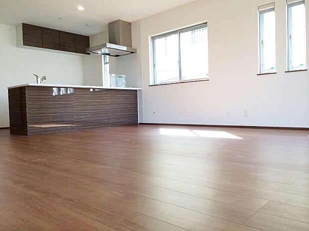 【リビング同仕様完成施工例】生活を豊かにする充実の設備・仕様。心落ち着くカラーの内装。
ショールームにて、実際の仕様をご確認頂けます。お気軽にお問い合わせください。