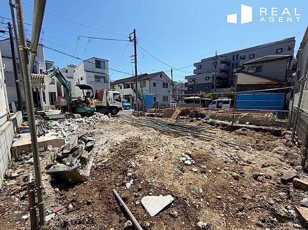 【現地撮影】全棟車庫1台駐車できるビルトインガレージ、2階・3階にバルコニーがございます。