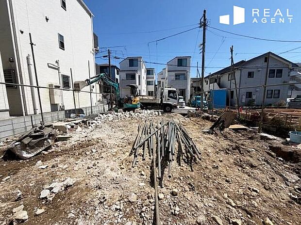 【現地撮影】敷地と道路に高低差がないため車庫入れもスムーズ。道路舗装もしっかりされているため自転車やベビーカーもすいすい通行できて安全です。