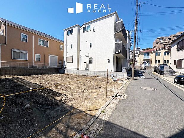 【現地・前面道路】お車でのアプローチもご案内させて頂きます。お車と徒歩のアプローチをご一緒しますので、なんなりとご質問下さい。