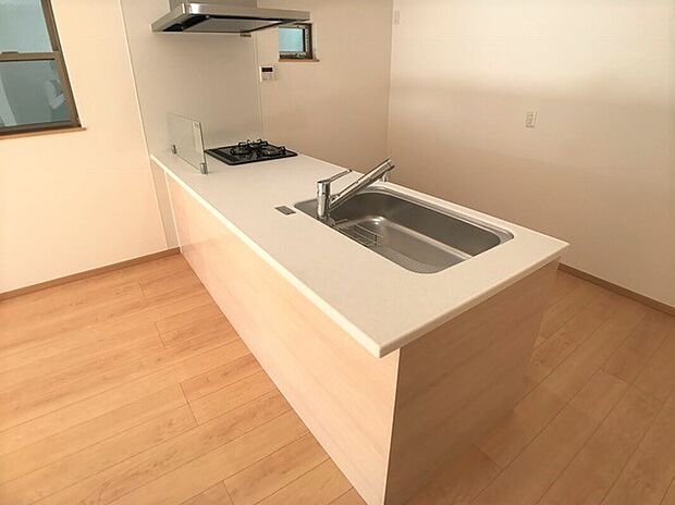 【キッチン同仕様完成施工例】生活を豊かにする充実の設備・仕様。心落ち着くカラーの内装。
ショールームにて、実際の仕様をご確認頂けます。お気軽にお問い合わせください。