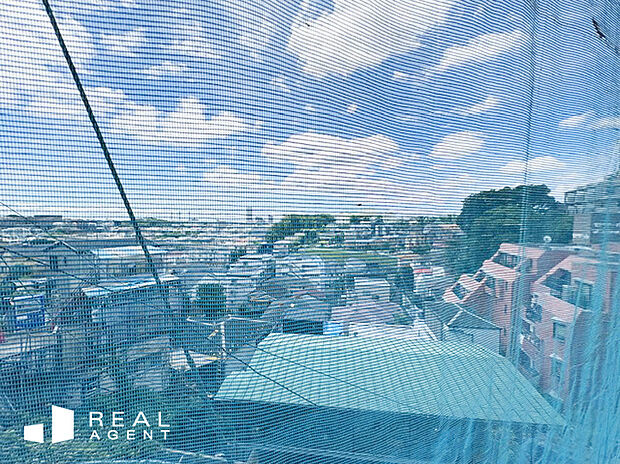 【現地眺望】開けた眺望で、緑豊かな景色と青空を感じることができます。
