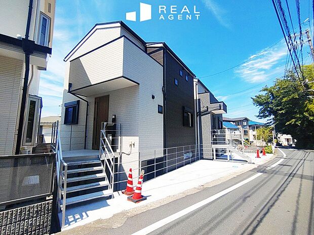【現地外観】北側から見た現地です。裏手が駐車場なので北側ですが採光良好です。（将来的な採光を保証するものではありません）