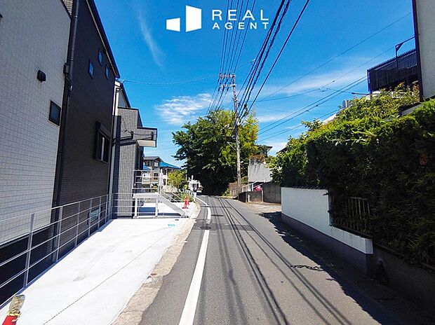 【現地前面道路】不動産をご購入する上で道路付けはとても重要です。方位も大切ですが、建築基準法上のどの様な道路なのか、しっかりとご説明をさせて頂きます。
