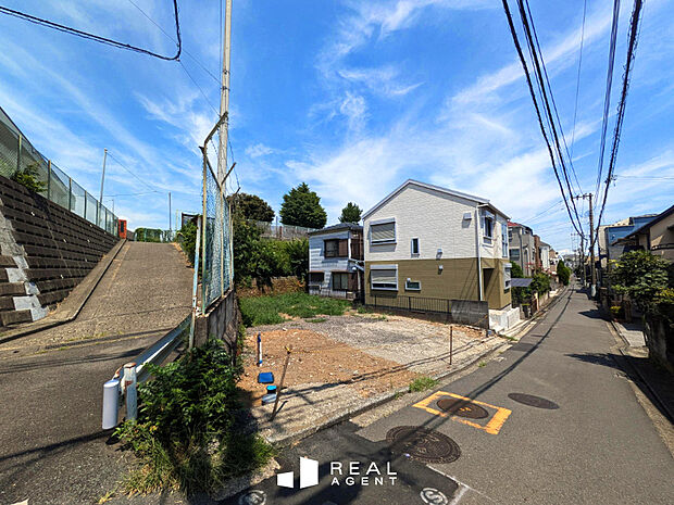 【現地外観写真】南東側道路のため陽当りも良好◎
ゆとりある4LDKの間取り!カースペースもございます。