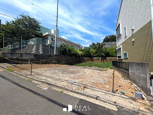 【現地外観写真】スーパー、コンビニ、ドラックストアなど生活利便施設も充実で、快適な日常を送れます。