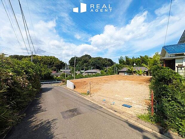【現地前面道路】敷地と道路に高低差がないため車庫入れもスムーズ。道路舗装もしっかりされているため自転車やベビーカーもすいすい通行できて安全です。