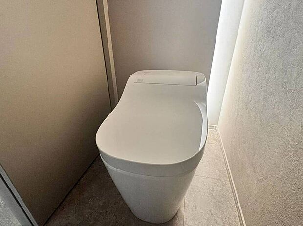 【手間なし清潔、キレイが続く。自動洗浄機能付きタンクレストイレ】トイレには、忙しい毎日をサポートする便利な自動洗浄機能を搭載しています。立ち上がるだけで自動で洗浄してくれるので、流し忘れの心配がなく、常に清潔な状態を保てます。さらに、スタイリッシュなタンクレスタイプで、お掃除もサッと拭くだけで完了。デザイン性と快適性を兼ね備えた、ワンランク上のトイレ空間です