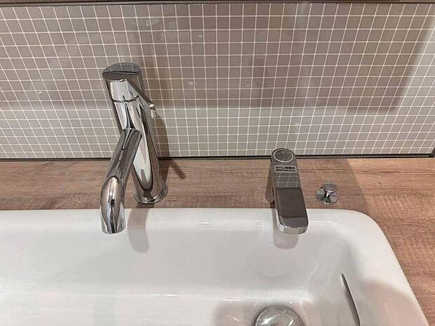 【TOTO きれい除菌水搭載 洗面水栓】TOTO独自の「きれい除菌水」を搭載した洗面水栓です。水に含まれる塩化物イオンを電気分解して作られる除菌水により、歯ブラシや排水口の汚れにつながる菌の繁殖をしっかりと抑えてくれます。洗剤を使わずに時間が経つと元の水に戻るため、環境にやさしく安心して毎日お使いいただけます。清潔感を大切にしたい方にぴったりの、嬉しい機能が詰まったおすすめの仕様です。