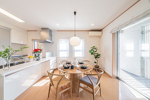 【広々ダイニングルーム】外からの視線を遮りながらも風通しがよく光がさしこむ明るいダイニングルーム(モデルハウス参考プラン)