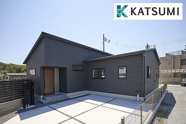 【外観写真】耐震等級３で安心の住まい。LDKに家具、カーテン、照明、エアコン1台付きです。資料請求や現地へのご案内は、お気軽にお問い合わせください。