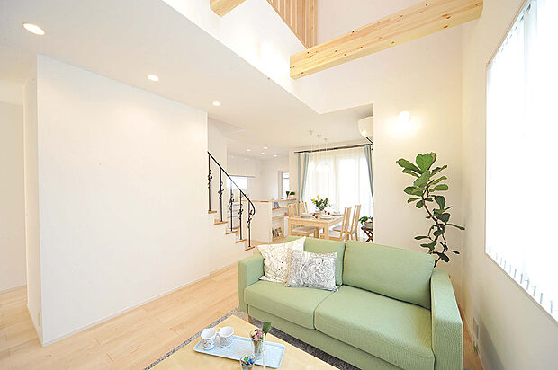 【建物プラン例（内観写真）】吹き抜けから差込む柔らかな光と優しい色使いの内装は、明るく落ち着いた印象。階段を中心に8の字に回れる回遊動線で使いやすいです。/当社施工例