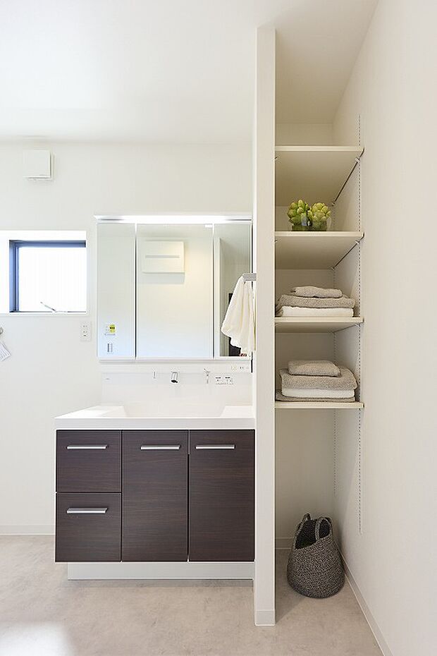 【洗面化粧台】たっぷり収納の3面鏡。お掃除しやすいビルトインタイプで、いつも清潔に使えます。