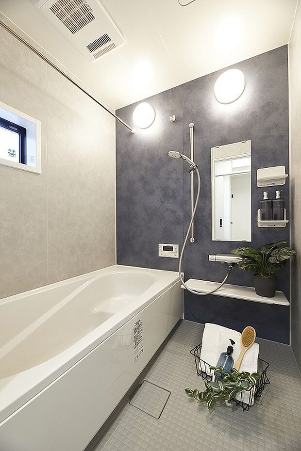 【浴室】清潔感のある浴室。1坪タイプで広々しているからお子様と一緒のお風呂タイムもゆったり楽しめます♪