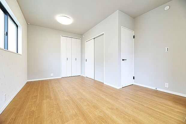 【洋室】同じぐらいの大きさに間仕切ることができるので、子供が独立したら夫婦でそれぞれの部屋を持つことが出来ます。趣味が増えても、ライフスタイルが変わっても永く住むことができます!