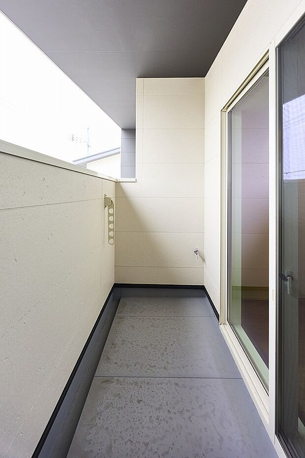 【バルコニー】南向きの屋根付きバルコニー。水栓があるので、お掃除や水やりにも使えます。