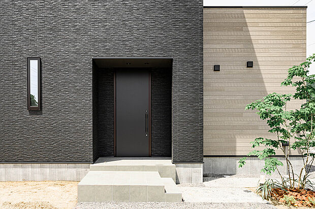 玄関横にはシンボルツリー。