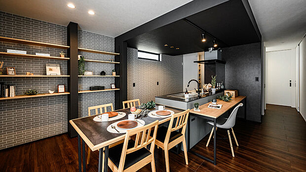 白・黒・グレーのモノトーンカラーが特徴のお家。