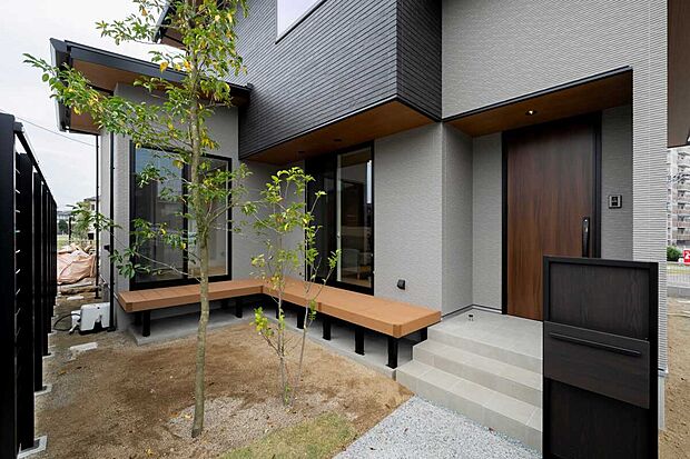 2方向から出入り可能な、L字のウッドデッキ