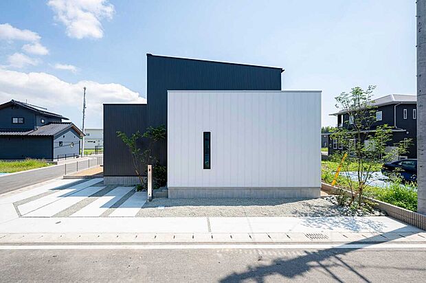 角地で、日当たりや風通しが良く開放感のある住まい