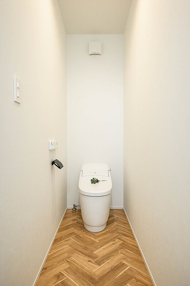 【トイレ】ヘリンボーンの床がアクセントに。