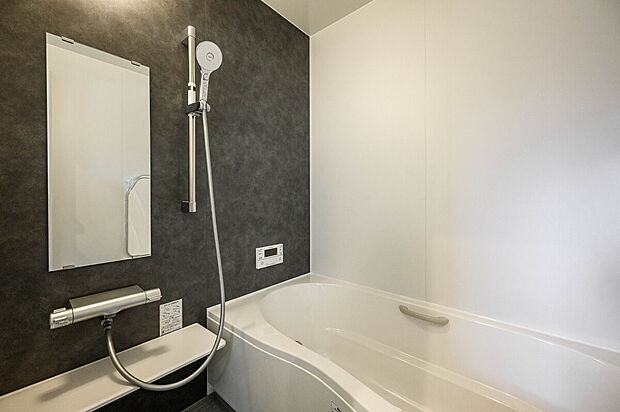 【浴室】一面のカラーはモルティオダーク。