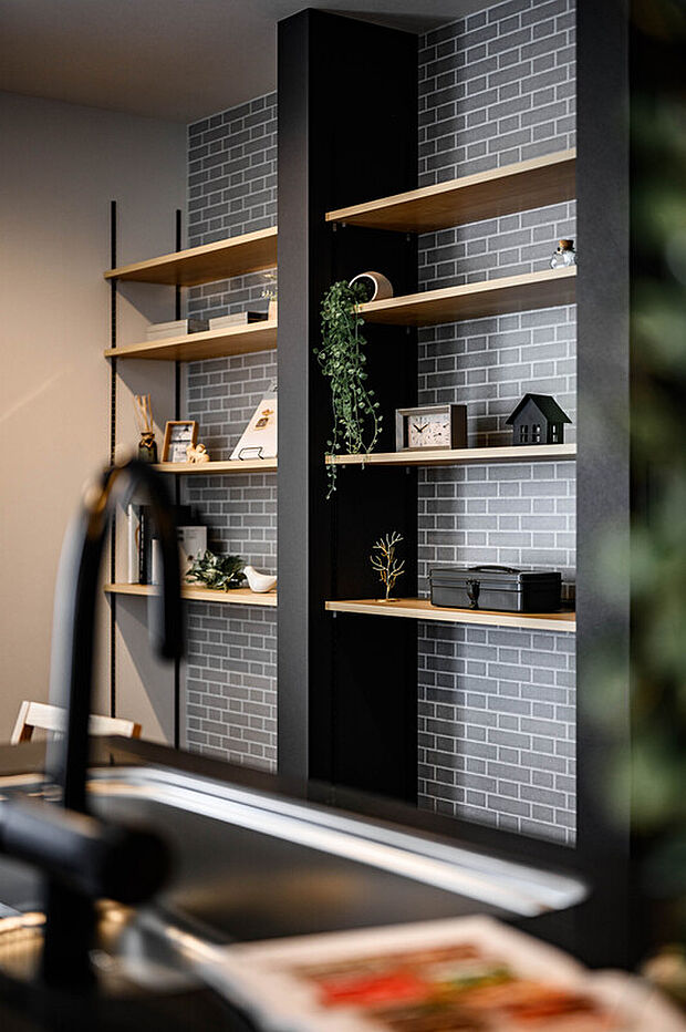 【壁面収納棚】ダイニング背面の可動式の壁面収納。お気に入りの雑貨を飾っても素敵♪