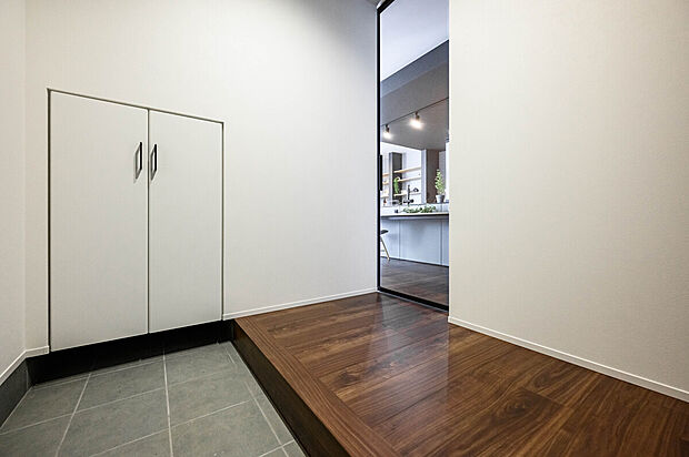 【リビングドア】玄関を入ると、LDKにつながるクリアグレーのガラス扉。抜け感と視線の流れをスムーズにします。