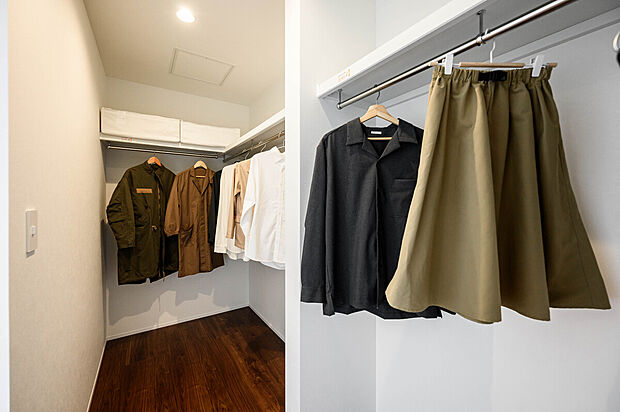 【ウォークインクローゼット】主寝室には3.1帖のウォークインクローゼットを完備。