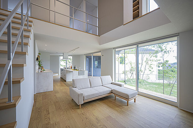 【7号地モデルハウスご見学受付中!〈3LDK+和室〉】吹き抜けを介した眺望で、視線の抜けるLDK