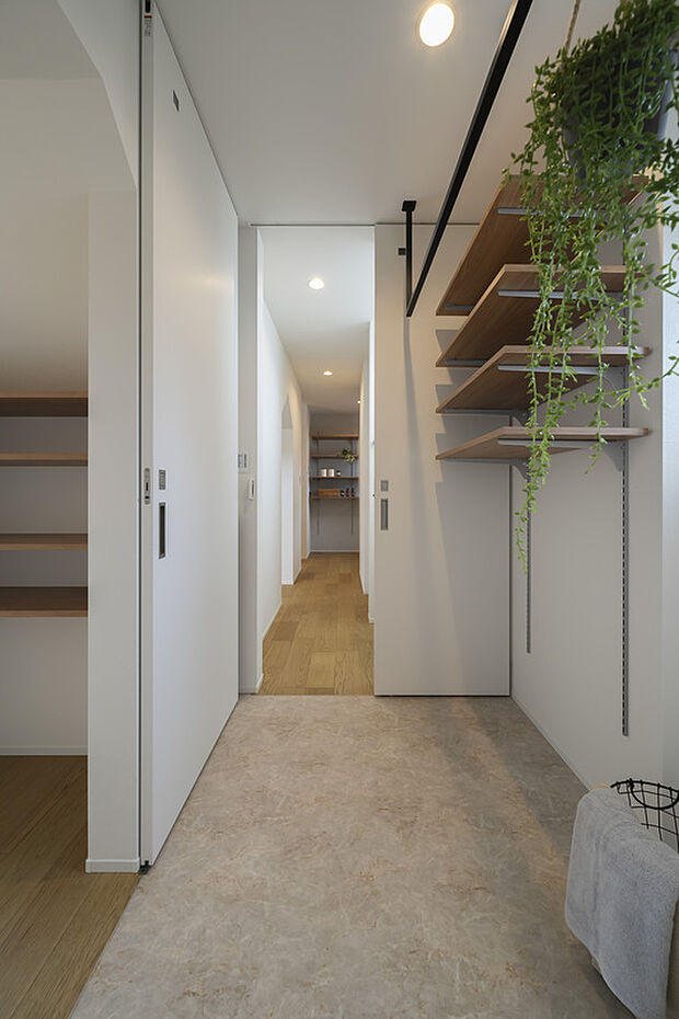 【家事動線】脱衣室からキッチンパントリーまで一直線につながり、家事楽に。