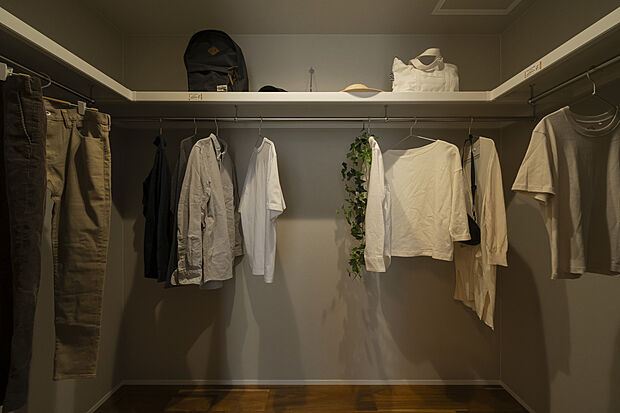 【ウォークインクローゼット】寝室にあるウォークインクローゼット。