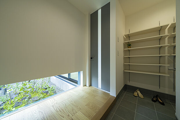 【玄関ホール】地窓から植栽を眺められる。