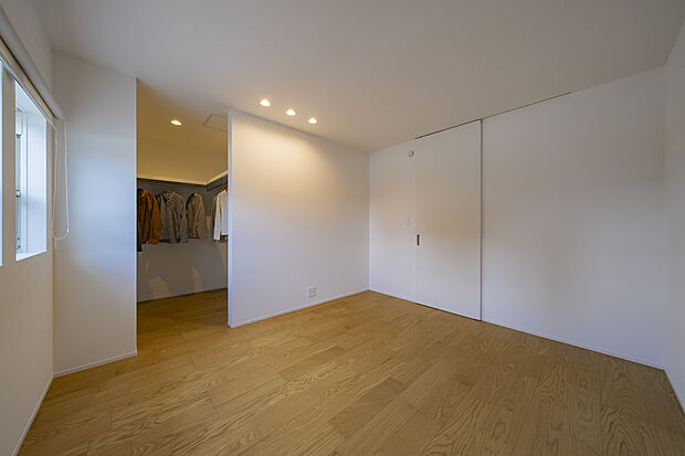 【ウオークインクローゼット】主寝室の奥にはウォークインクローゼット。