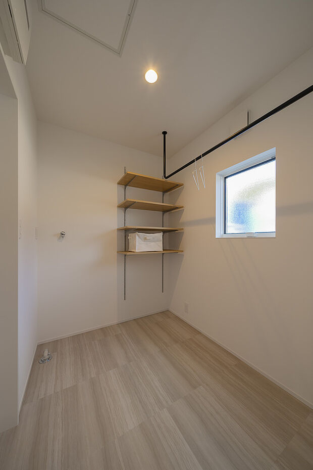 【脱衣室】ハンガーパイプがついているので部屋干しもラクラク。